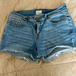 VINTAGE LEVI’S 515 BERMUDA SHORTS (size 6)